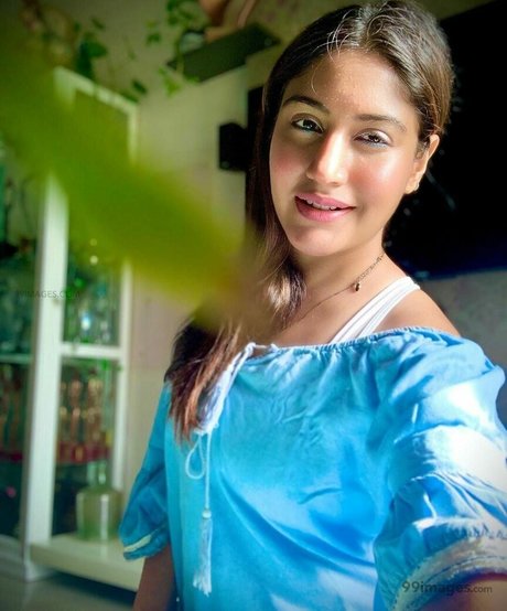 Surbhi Chandna actriz atractiva recopilación