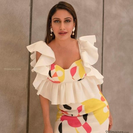 Surbhi Chandna modelo desnuda foto