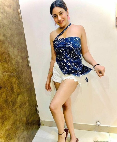 Surbhi Chandna modelo desnudos archivo