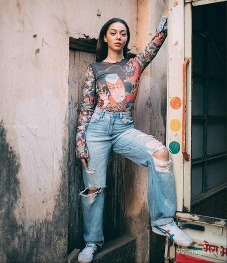 Aahana Kumra étoile nue collection