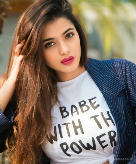 Ketika Sharma buen modelo foto