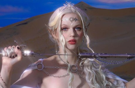 Emma Karla Peet modelo desnuda foto