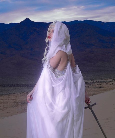 Emma Karla Peet modelo galerías