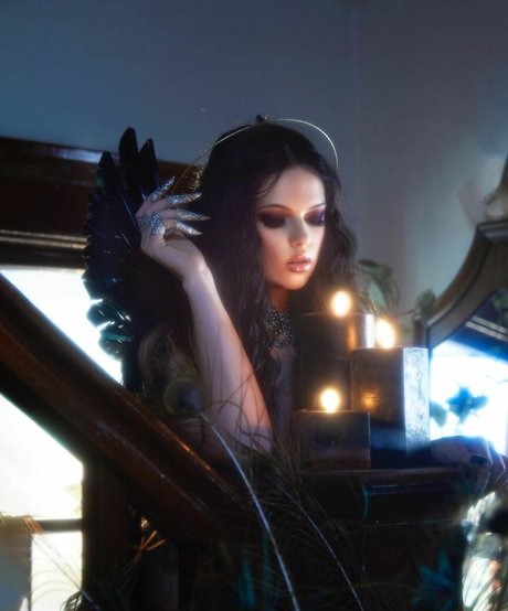 Emma Karla Peet actrice sexy image