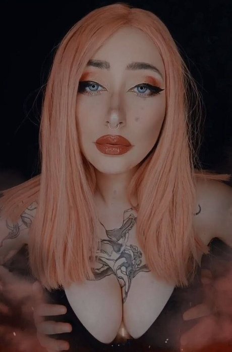 Evolet Asmr erotic actress photo