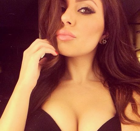 Uldouz Wallace actriz de alta definición archivo