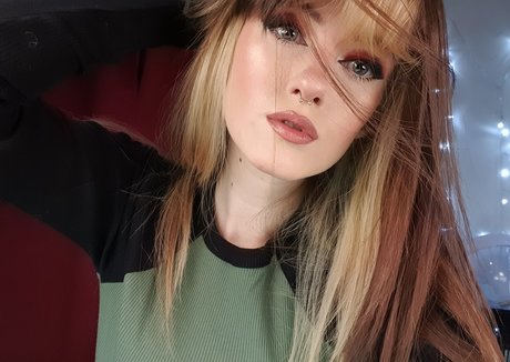 Ashi estrella desnuda fotos