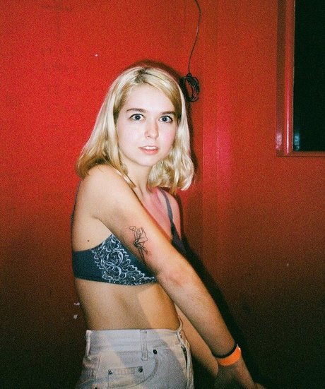 Snailmail model pretty img