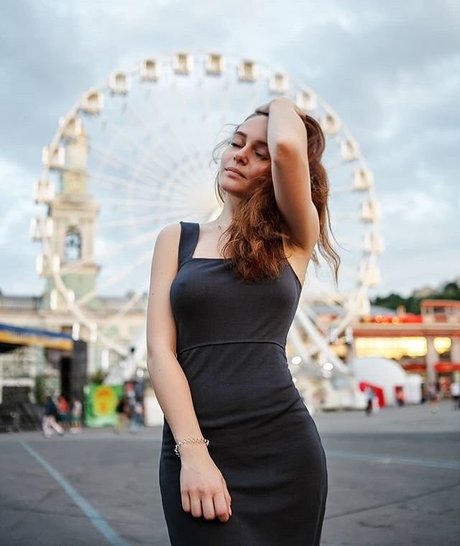 Ave Maria modelo erótico galerías