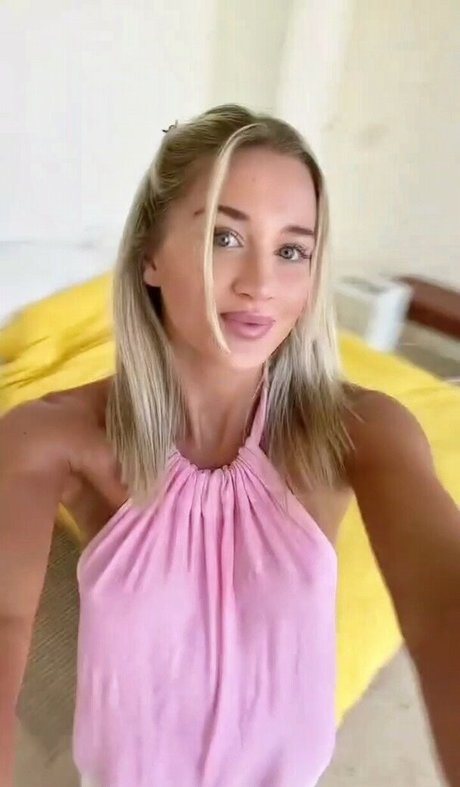 Lily Bowman beautiful model pic