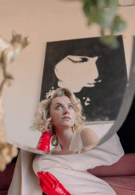 Evanna Lynch modèle adulte archive