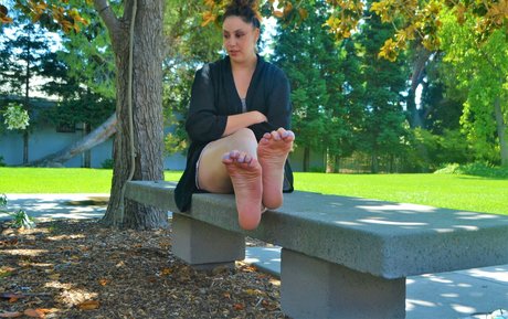 Malia Arrayah model pictures
