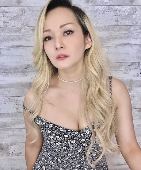 Reina Scully star du porno adulte image