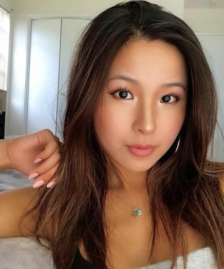 Mimi Furu modelo desnudo foto