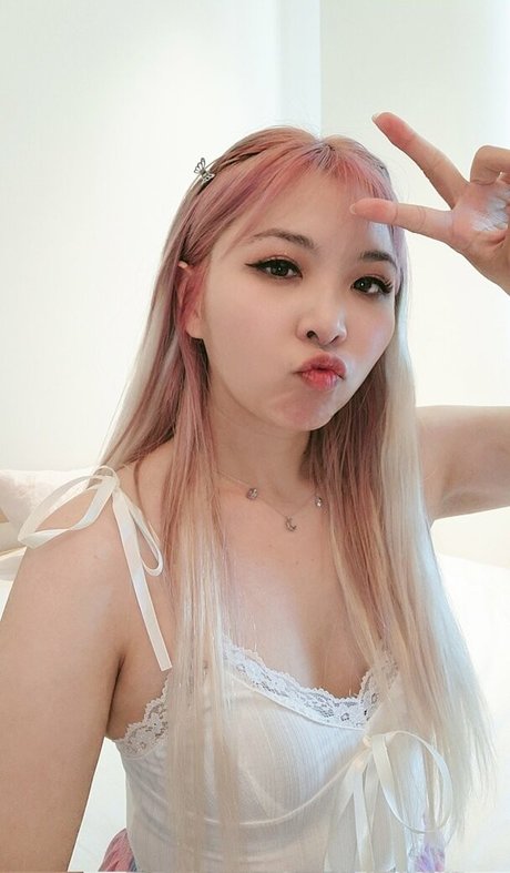 Yvonneflinetv art model image