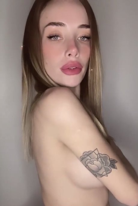 Melu Yoverno modelo hermosa foto