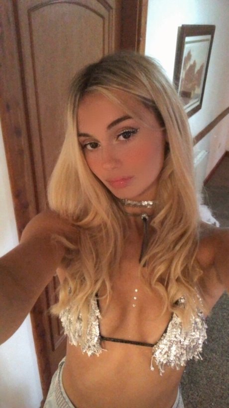 Cande Simoneit star sexy pictures