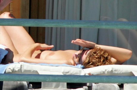 Natasha Kaplinsky hot actress image