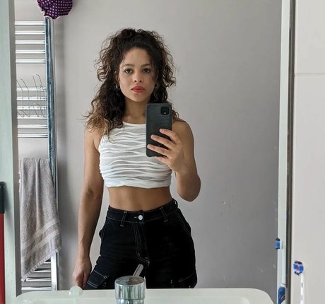 Moya Lothian McLean estrella caliente archivo