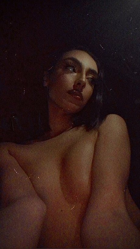 laydinaxx model naked picture