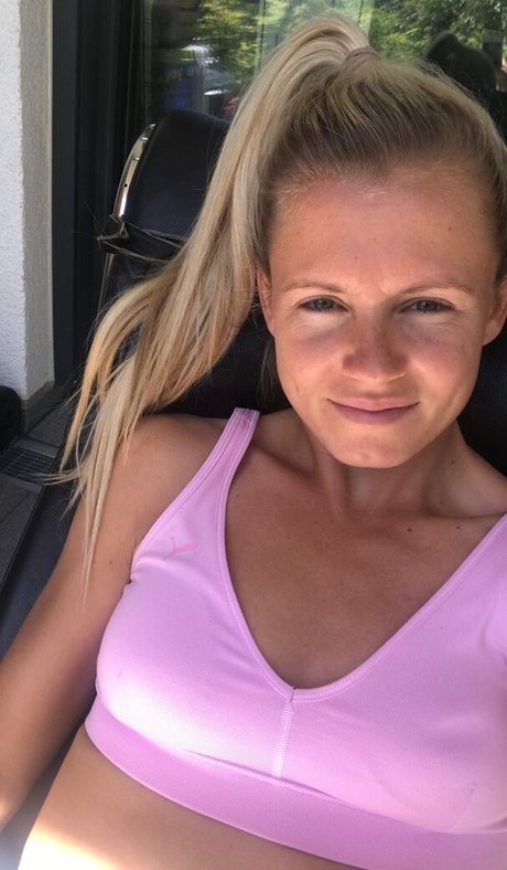 Julia Simic naked star picture