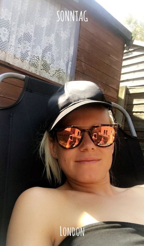 Julia Simic modelo desnuda imágenes