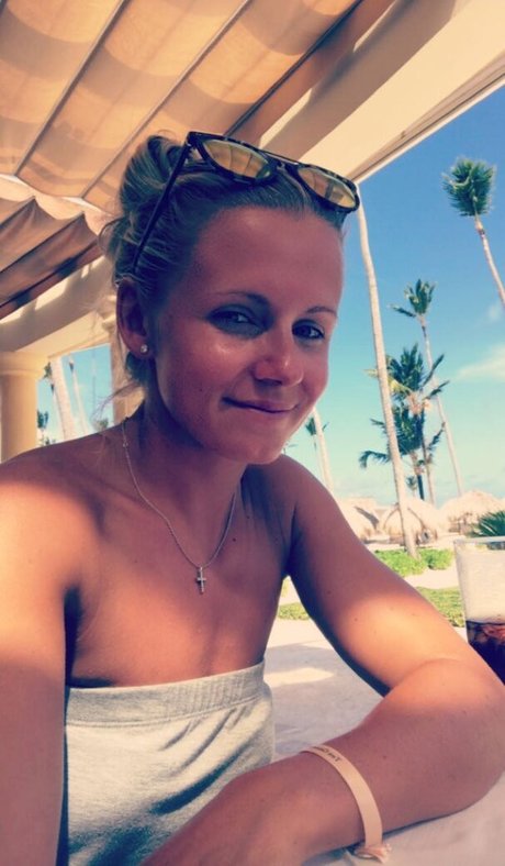 Julia Simic bonita modelo galería