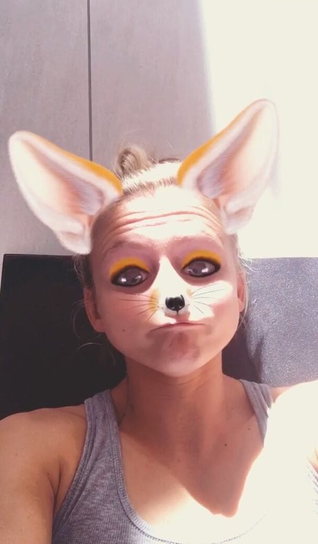 Julia Simic modèle magnifique photo