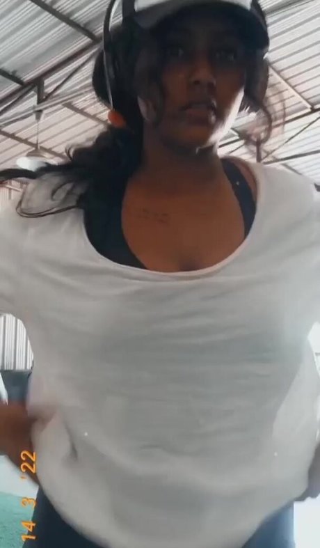 keepinitnejm modelo de alta calidad imágenes