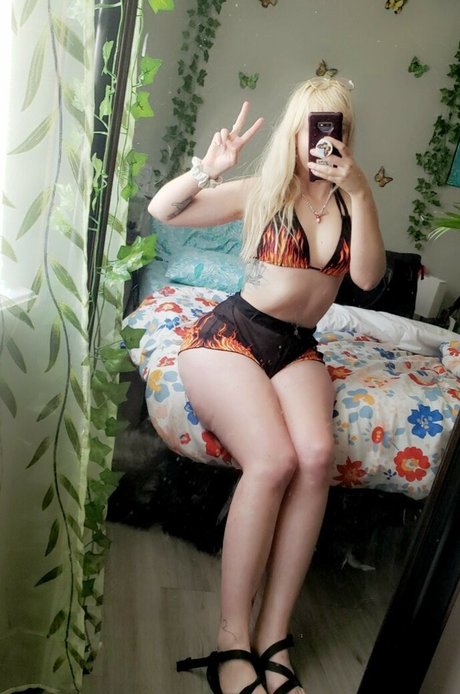 Moon IRL hermosa modelo imagen