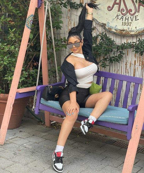 Wejdan Benarous adult model pic