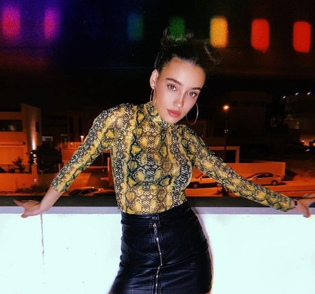 Liraz Nomdar modèle xxx images