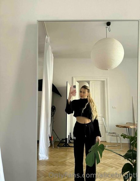 alicebrightt nude model photo