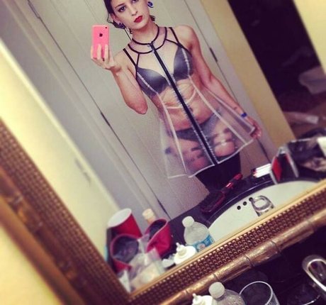 MalAfterMidnight modèle magnifique des photos