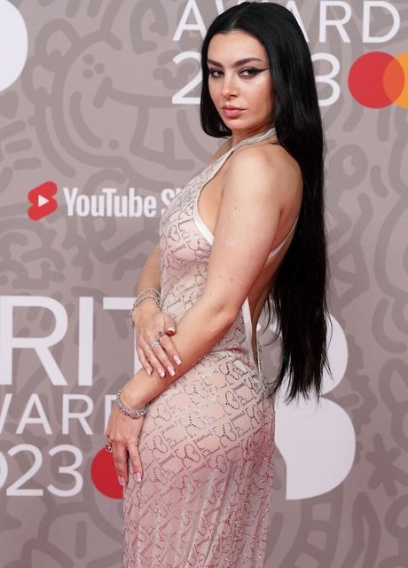 Charli XCX jolie star du porno archive