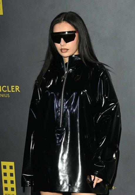 Charli XCX star du porno sexy photos