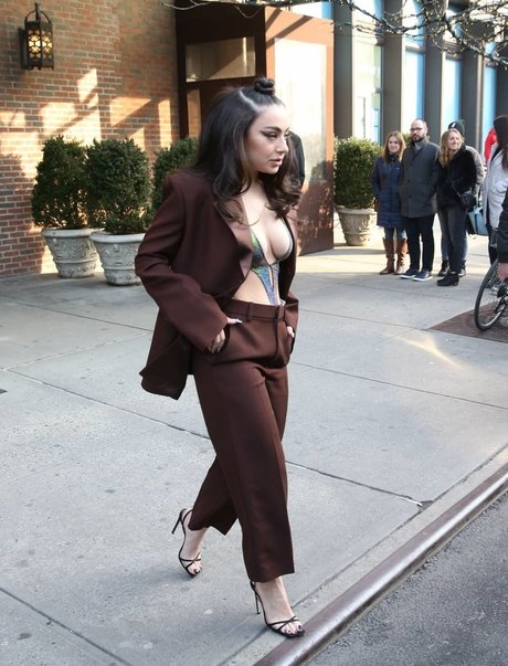 Charli XCX star du porno nue photo