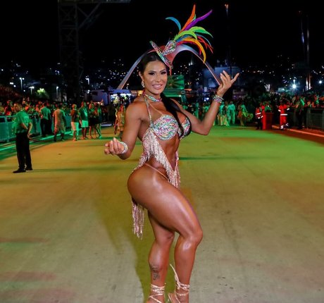 Gracyanne Barbosa étoile de l'art collection