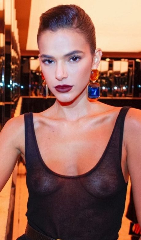 Bruna Marquezine estrella del arte galería