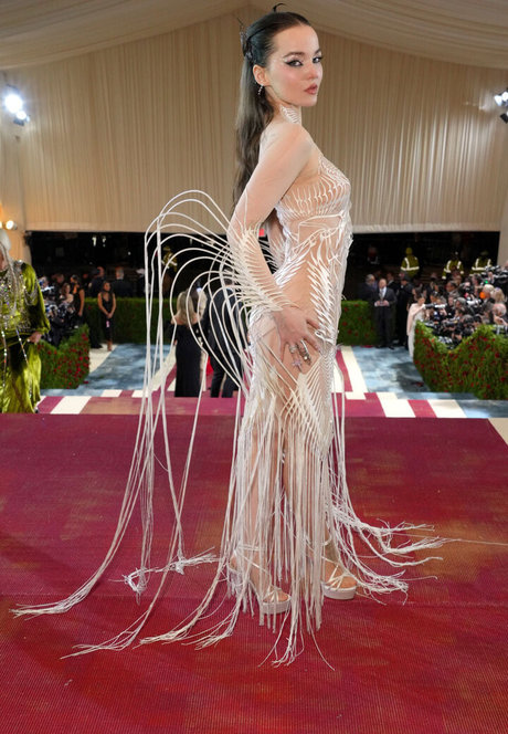 Dove Cameron modèle artistique galeries