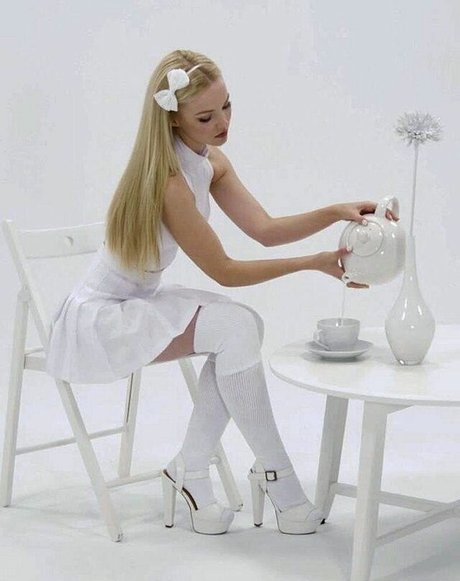 Dove Cameron star du porno érotique img