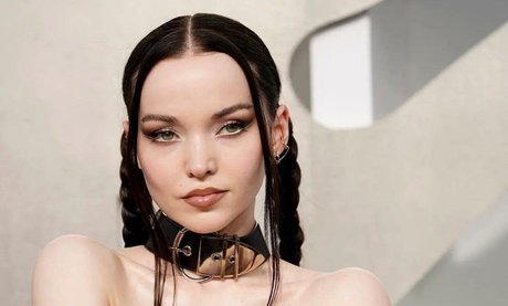 Dove Cameron estrella hermosa galería