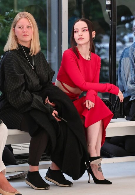 Dove Cameron hermosa modelo galerías