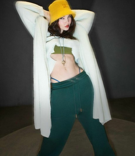 Dove Cameron estrella porno gratis foto