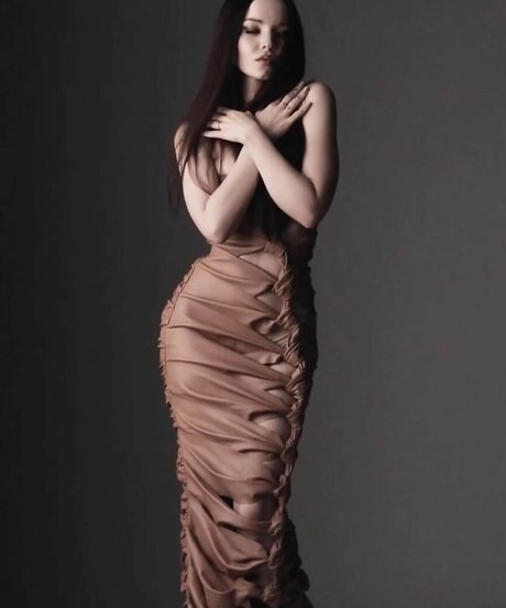 Dove Cameron estrella del arte fotos