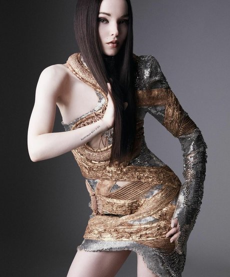 Dove Cameron modelo superior imágenes