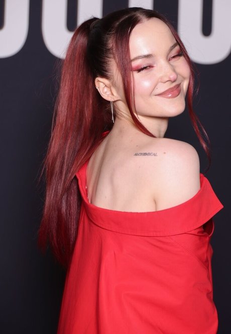 Dove Cameron modelo hd fotos