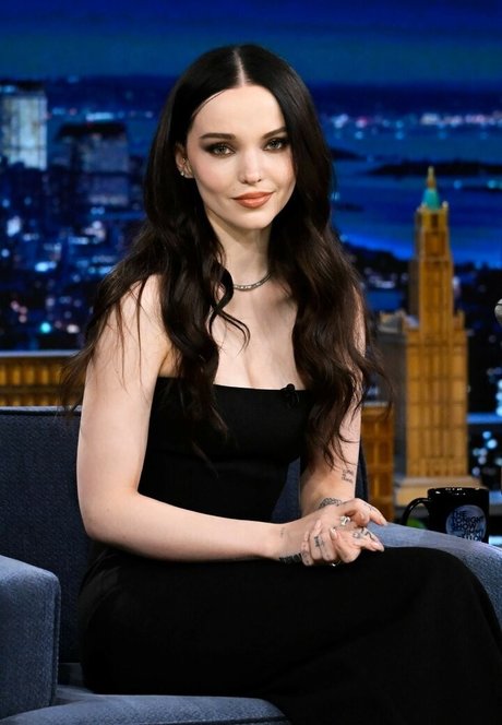 Dove Cameron Miniatura