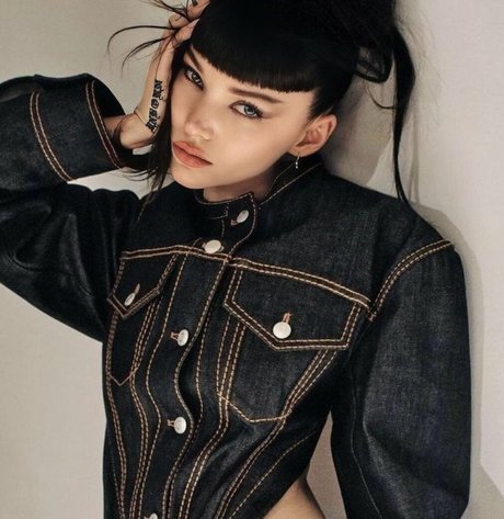 Dove Cameron nus étoiles photos