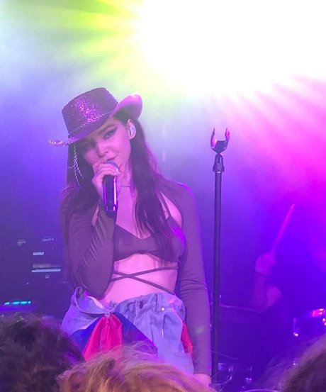 Dove Cameron modèle adulte photo